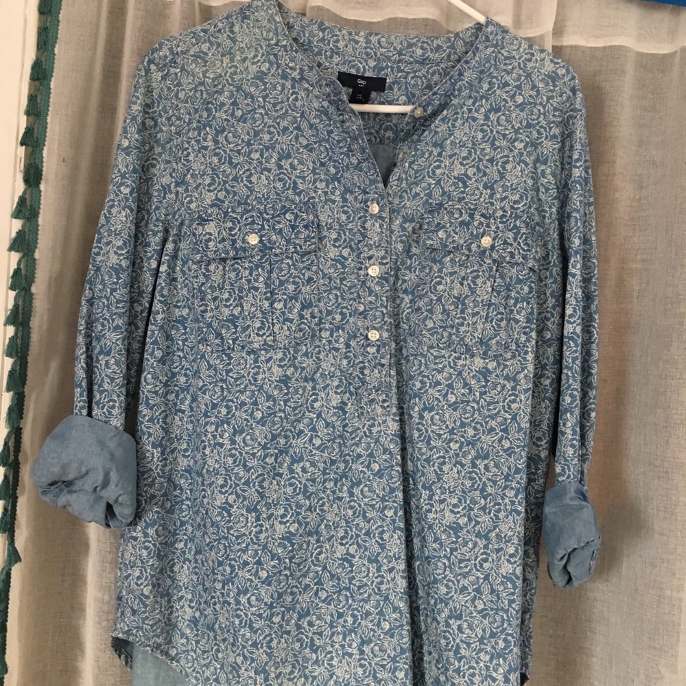 Light denim printed blouse GAP Size: LG